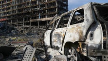 Imagem de Pelo menos seis mortos e 15 feridos em bombardeamento em Kharkiv