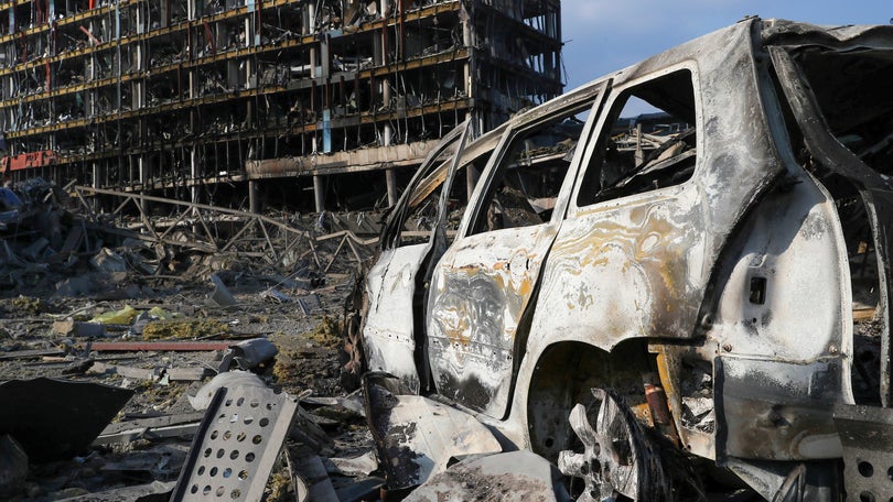 Imagem de Pelo menos seis mortos e 15 feridos em bombardeamento em Kharkiv