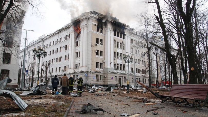 Imagem de Russos matam onze civis, incluíndo uma criança, em novos ataques à região de Kharkiv