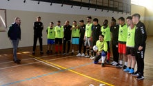 Imagem de Jogadores do Nacional conviveram com alguns reclusos através de um jogo de futebol