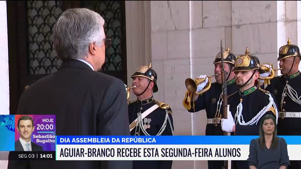 Aguiar-Branco recebeu no parlamento estudantes de Escola Secundária da Amadora