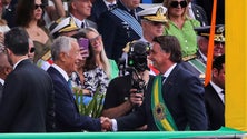 Imagem de Marcelo no centro da tribuna ao lado de Bolsonaro no desfile do 7 de Setembro