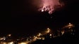 Jardim da Serra está a queimar desde ontem (vídeo)