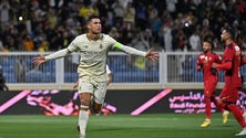 Imagem de Cristiano Ronaldo faz hat-trick e dá liderança ao Al Nassr