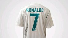 Imagem de Cristiano Ronaldo doa camisola à Cruz Vermelha de Braga para leilão