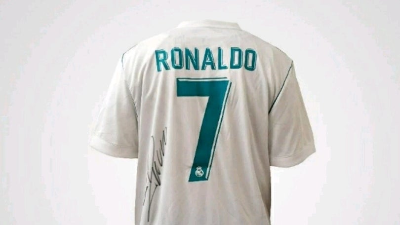 Imagem de Cristiano Ronaldo doa camisola à Cruz Vermelha de Braga para leilão