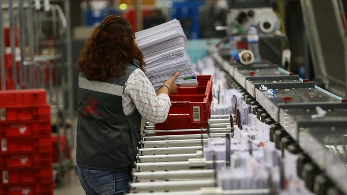 Imagem de Trabalhadores dos CTT em greve a 23 de fevereiro