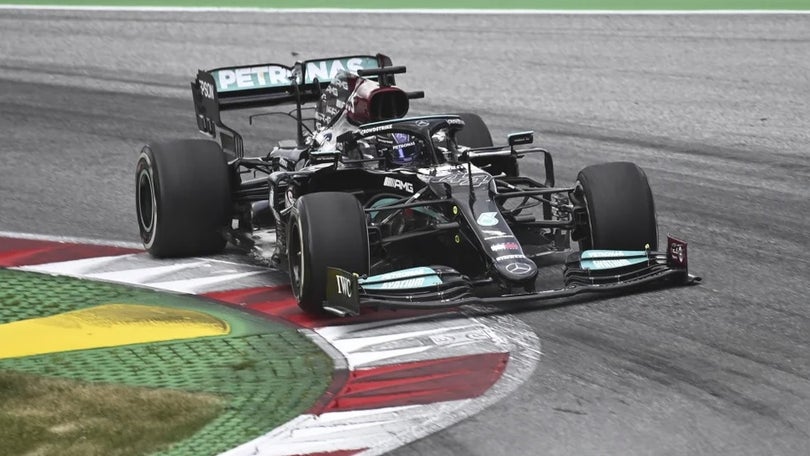Imagem de Hamilton renova com Mercedes até 2023