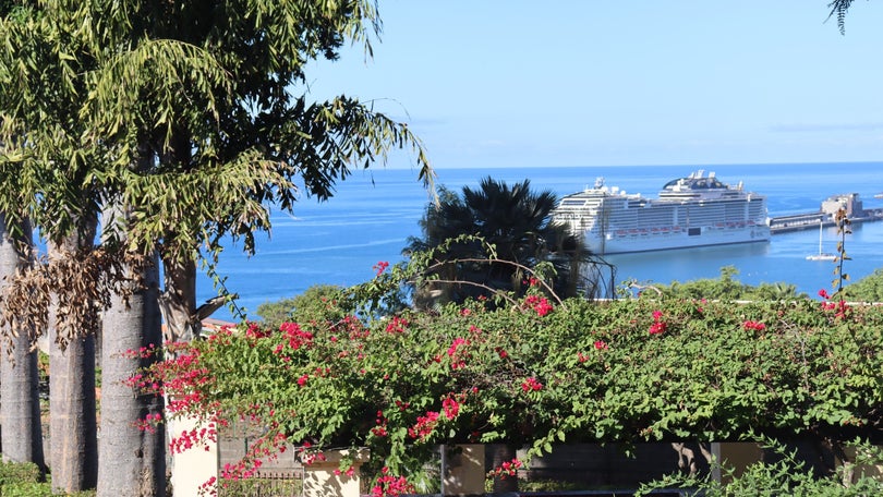Imagem de MSC Virtuosa no Porto do Funchal com 7777 pessoas a bordo