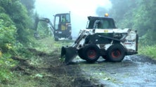 Imagem de Nova máquina de limpeza dos caminhos agrícolas e florestais no Pico já está a funcionar