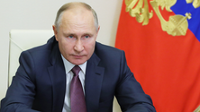Imagem de Putin assina lei que preserva poder até 2036