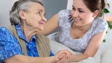 Imagem de Ajudantes domiciliárias são por vezes a única companhia dos idosos (Áudio)