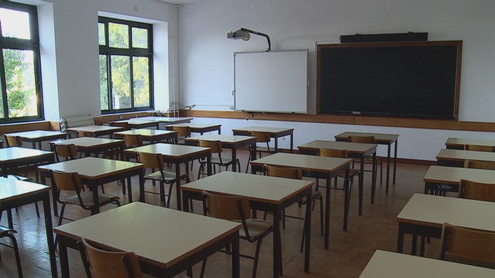 Imagem de Contactos com casos positivos colocam 33 alunos em isolamento