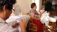 Imagem de Trabalho de apenas três mil mulheres mantém bordado Madeira na ribalta internacional