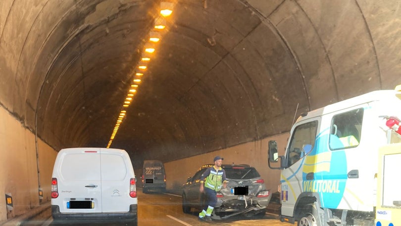 Imagem de Colisão entre duas viaturas deixa trânsito caótico na via rápida