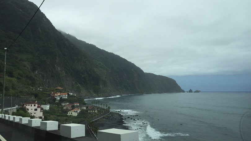 Imagem de Madeira com aviso amarelo devido ao vento forte