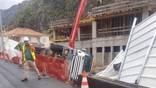 Imagem de Camião capotou na Ribeira Brava