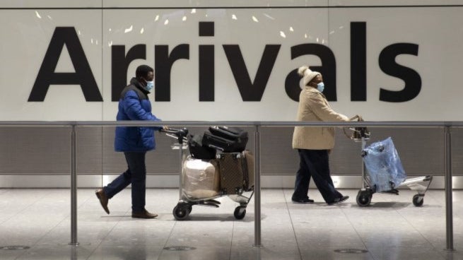 Imagem de Proibição de viagens internacionais não impede propagação da variante Ómicron