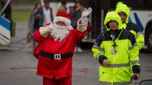 Imagem de Pai Natal aterra no aeroporto da Madeira
