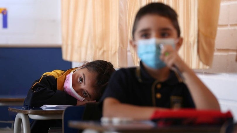 Imagem de França fecha escolas durante três semanas