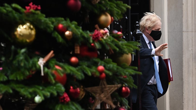 Imagem de Boris Johnson nega ter violado normas com festas