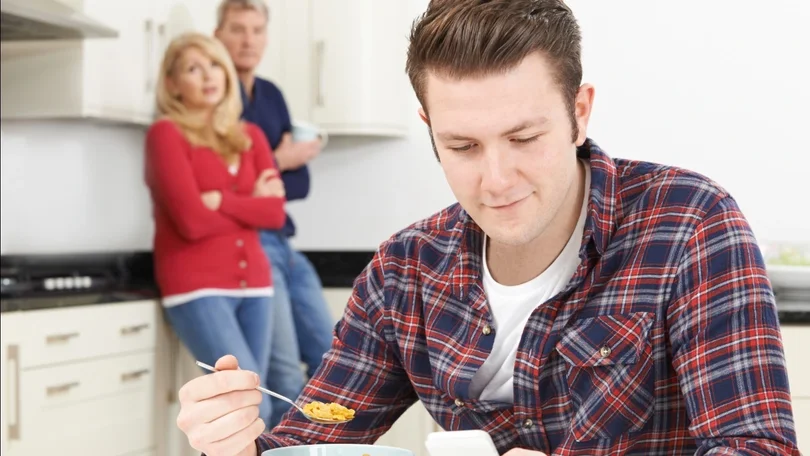 Imagem de Jovens portugueses foram os que saíram mais tarde de casa dos pais na UE em 2021