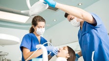 Imagem de Covid-19: Maioria dos dentistas a recibo verde estará em situação de lay-off (Vídeo)
