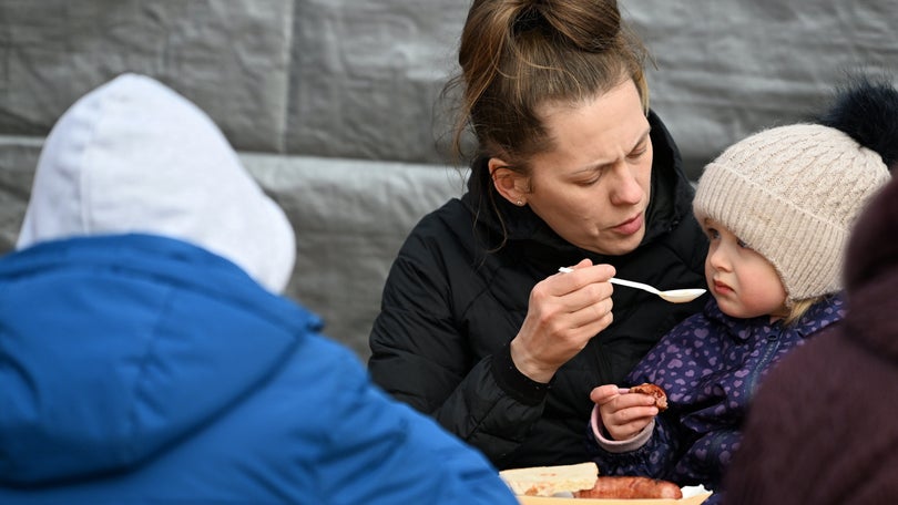 UE chega a «acordo histórico» para ativar corredores humanitários para refugiados