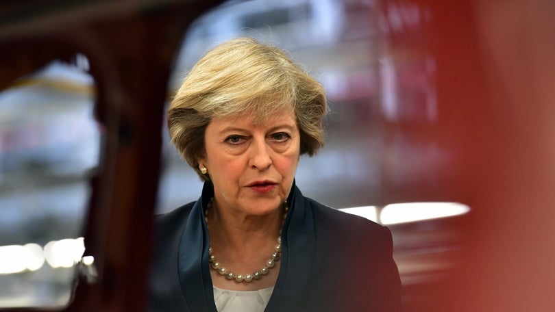 Theresa May garante que europeus vão poder permanecer no país