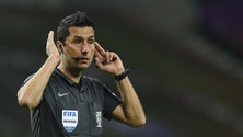 Imagem de Tiago Martins «assiste» videoárbitro na Supertaça Europeia de futebol