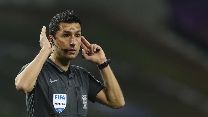 Imagem de Tiago Martins «assiste» videoárbitro na Supertaça Europeia de futebol