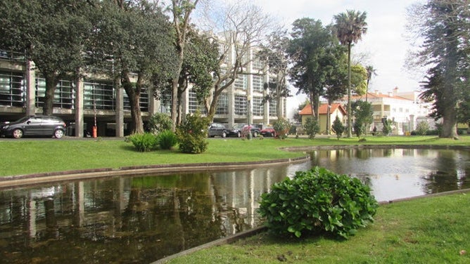 Imagem de Universidade dos Açores entalada entre as normas da República e da Região