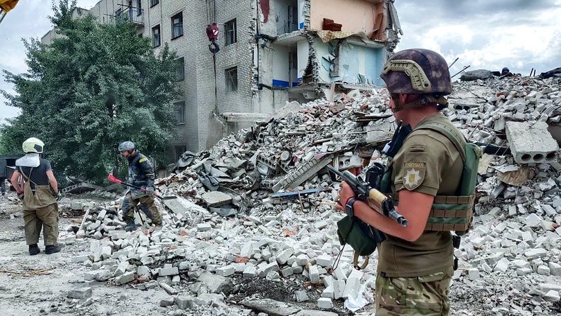 Imagem de Balanço de ataque russo a edifício residencial sobe para 15 mortos