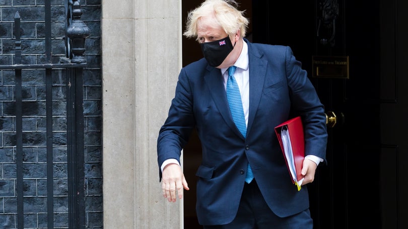 Boris Johnson continuará a trabalhar apesar de contacto de risco