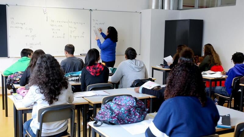 Imagem de Professores do 3.º ciclo em Portugal ganham menos oito mil euros por ano que média da OCDE