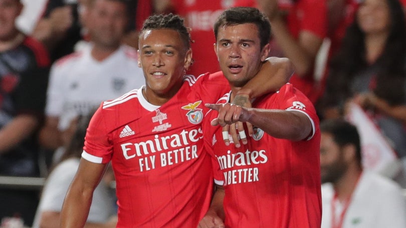 Imagem de Henrique Araújo «dá» Eusébio Cup ao Benfica