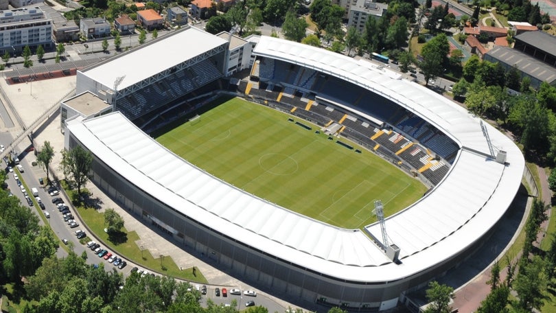 Imagem de Santa Clara vai a Guimarães no domingo