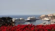 Imagem de Porto do Funchal com três navios e mais de 7 mil pessoas