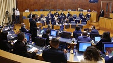 Imagem de Socialistas acusam PSD de falta de coerência na votação dos orçamentos do Estado (áudio)