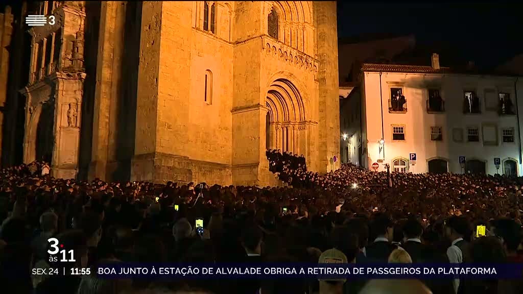 Sé Velha de Coimbra cheia para ver a serenata que contornou a vontade ...