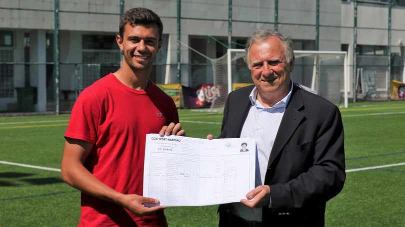 Henrique Araújo presenteado pelo CS Marítimo