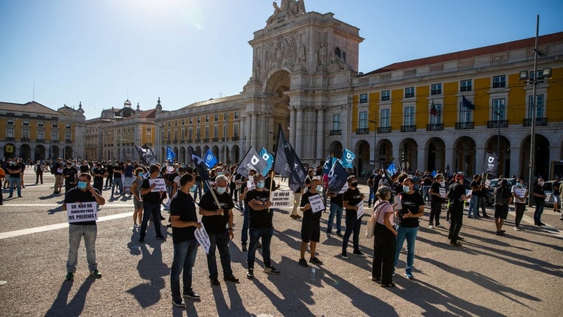 Centenas de polícias protestam frente ao MAI