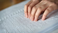 Imagem de Mais de 350 manuais escolares adaptados a braille desde setembro