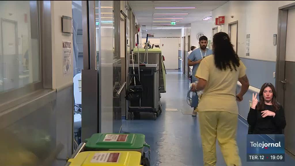 Médicos tarefeiros. Ministra da Saúde admite processar clínico