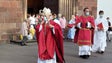 Paramentos episcopais com Bordado Madeira oferecidos ao bispo