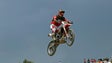 Imagem de Dércio Gouveia forçado a parar devido a uma aparatosa queda, na prova de motocross do campeonato nacional em Alqueidão