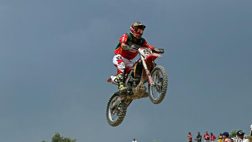 Imagem de Dércio Gouveia forçado a parar devido a uma aparatosa queda, na prova de motocross do campeonato nacional em Alqueidão