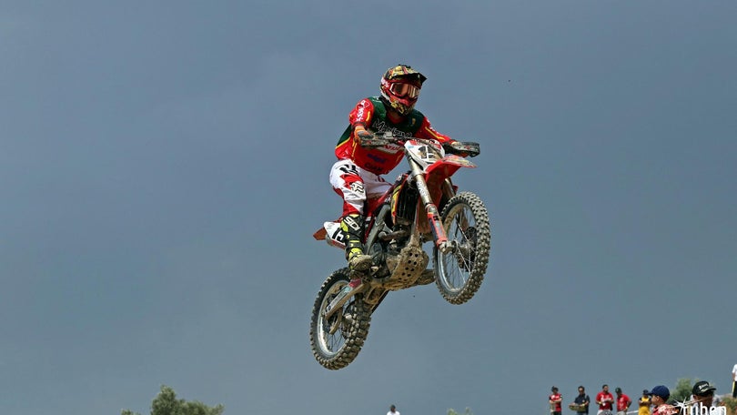 Dércio Gouveia forçado a parar devido a uma aparatosa queda, na prova de motocross do campeonato nacional em Alqueidão