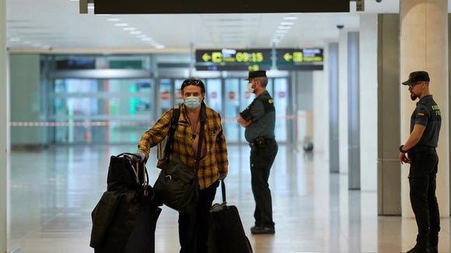 Covid-19: Espanha reforça controlo de viajantes