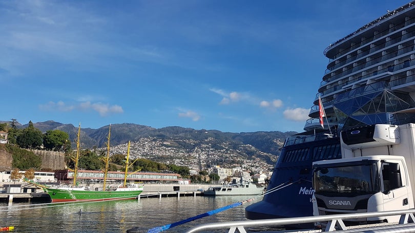 Veleiro é atração no Funchal